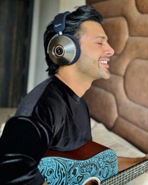 Stebin Ben Instagram - Got lost in a different zone listening to my next song release with the new #DysonZone . What a sound with advanced noise cancellation, top notch audio.

@dyson_india #DysonIndia #Gifted