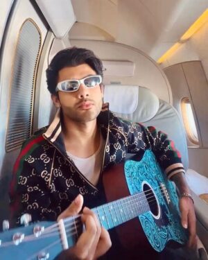 Stebin Ben Instagram - Jamming at 40,000ft @emirates