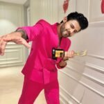 Stebin Ben Instagram - Thank you for this wonderful honour @iconicgoldaward for Best Live Performer 2024 🩷 Taj Lands End, Mumbai