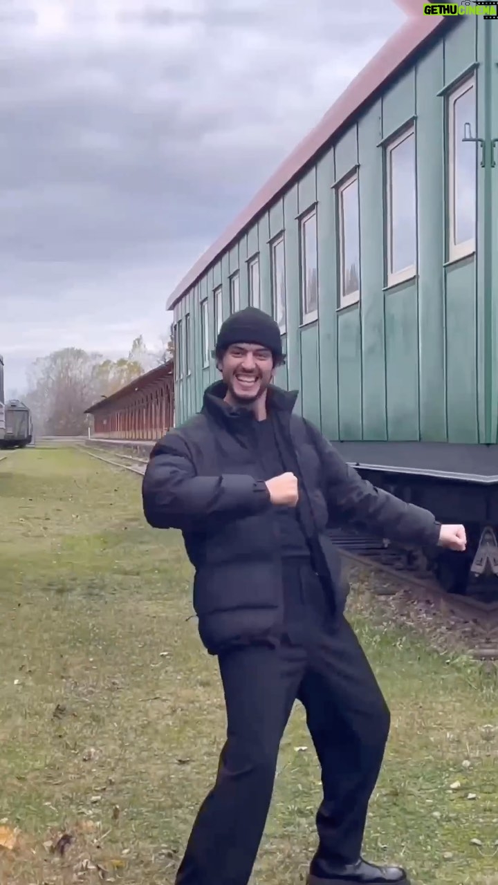 Stefan Airapetjan Instagram - Uue loo video tegemine toimus Haapsalus. Siin kohal palavad tervitused videos olevatele kohalikele poistele!