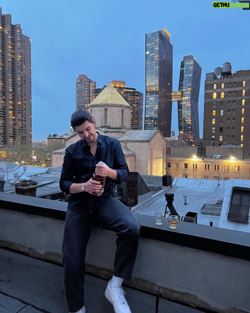 Stefan Airapetjan Instagram - Eestist tulnud, Eesti maja katusel, Armeenia kirik taustal, Armeenia värk peos.. NY võlud New York Manhattam