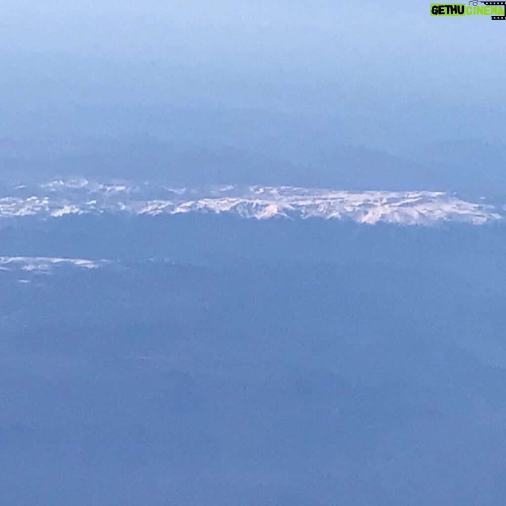 Stefan Dennis Instagram - Seen from 35000 ft I noticed there’s still a lot of snow on Thedbo. It’s real perrrty.