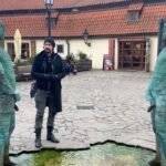 Stefan Kapičić Instagram – Piss (Czech: Čůrající postavy) is an outdoor 2004 sculpture and fountain by Czech artist David Černý, installed outside the Franz Kafka Museum in Malá Strana, Prague, Czech Republic.
The fountain’s basin is made of bronze and shaped like the Czech Republic. Standing in the fountain, opposite one another, are mechanical statues of men, standing 210 centimetres (6 ft 11 in) tall with bronze penises, urinating. Visitors to the area can command the men to write messages into the water via SMS… Franz Kafka muzeum