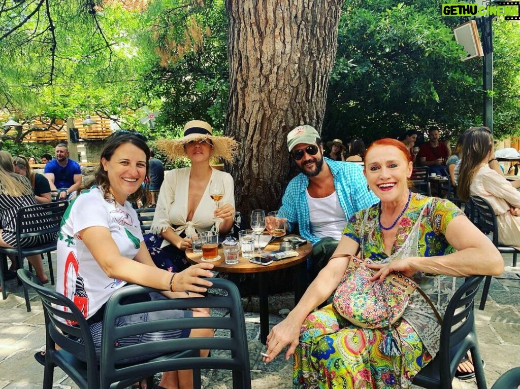 Stefan Kapičić Instagram - Kafa und rose und belo vino und pivo and few laughs with legendary Sonja Vukicevic. @ivana_horvat_ @tvrdisic #dobrastaraBudva #crnagora #montenegro Ps. @hristina_popo ajde vise dolazi!!! 🤣🤣🤣 Casper Bar
