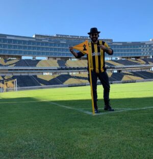 Stefan Kapičić Instagram - It's such a pleasure that I had an honor to become a celebrity member of a legendary Club Atlético Peñarol and get a jersey with my name. Thank you Peñarlol , Montevideo & amazingly beautiful Uruguay. 
#clubatleticopeñarol #stefankapicic #colossus #deadpool #football #soccer #uruguay #comicconuruguay #modernwarfare #callofduty #lovedeathandrobots #bettercallsaul #Montevideo #Uruguay
