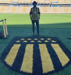 Stefan Kapičić Instagram - It's such a pleasure that I had an honor to become a celebrity member of a legendary Club Atlético Peñarol and get a jersey with my name. Thank you Peñarlol , Montevideo & amazingly beautiful Uruguay. 
#clubatleticopeñarol #stefankapicic #colossus #deadpool #football #soccer #uruguay #comicconuruguay #modernwarfare #callofduty #lovedeathandrobots #bettercallsaul #Montevideo #Uruguay