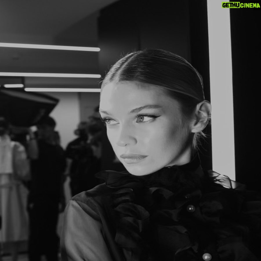 Stella Maxwell Instagram - Grazie @dolcegabbana 🖤 @patmcgrathreal @guidopalau 🖤 @mrsvoguester 🖤 #karltempler