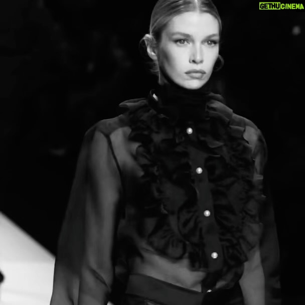 Stella Maxwell Instagram - Grazie @dolcegabbana 🖤 @patmcgrathreal @guidopalau 🖤 @mrsvoguester 🖤 #karltempler