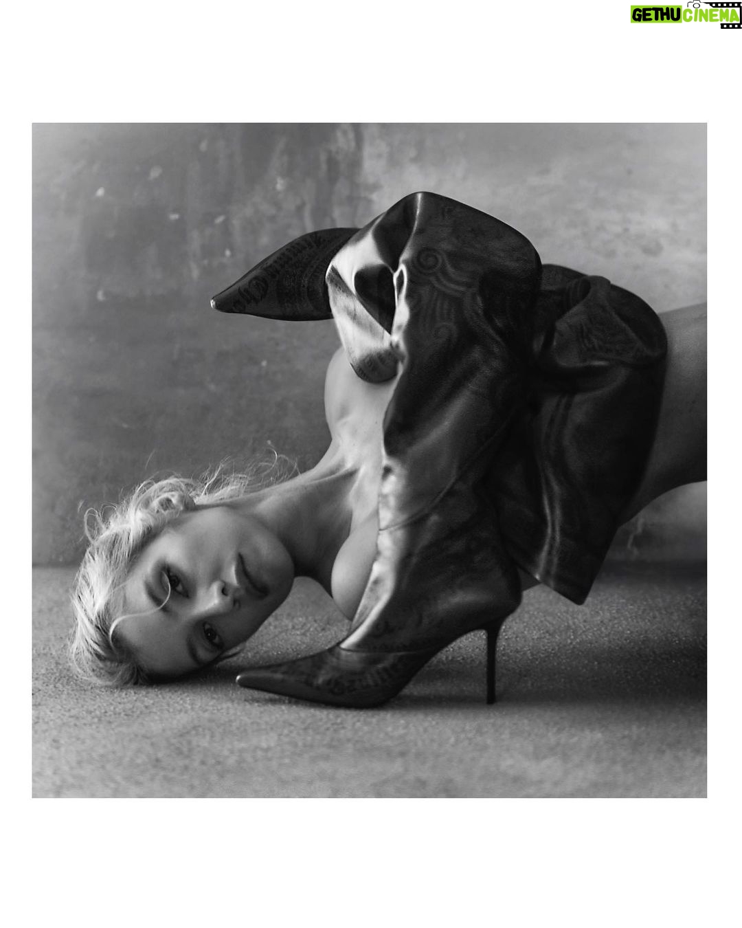 Stella Maxwell Instagram - Bare your sole 🖤 @JimmyChoo ✖️ @JeanPaulGaultier photographed by @rowanpapier 🖤 #JimmyChooxJPG #ad