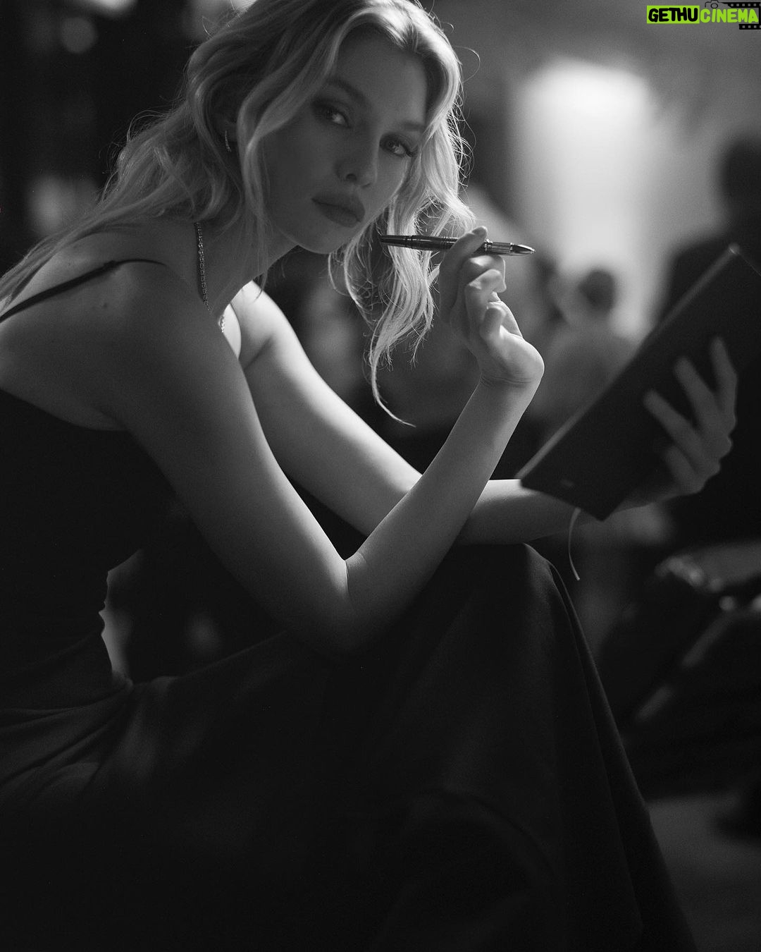 Stella Maxwell Instagram - NYC w my Montblanc Fam 🤍 #Montblanc #MontblancLibrarySpirit #InspireWriting @montblanc @marcotomasetta_dd 🤍 New York, New York