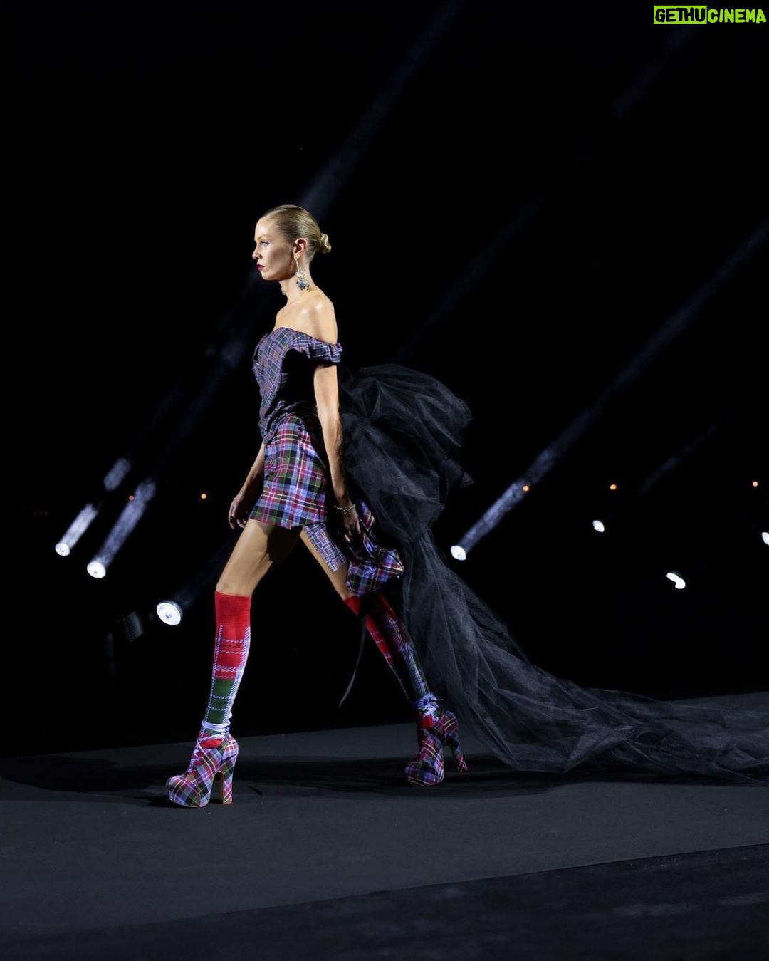 Stella Maxwell Instagram - Grazie and congratulations @luisaviaroma @britishvogue and love @edward_enninful ❤️ Wearing queen @viviennewestwood ❤️👑 Styled by @denagia makeup by @patmcgrathreal hair by @sammcknight1 cast by ❤️ @piergiorgio @samuel_ellis @giuliamassullo