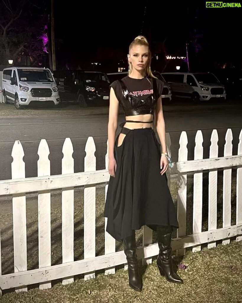 Stella Maxwell Instagram - Swollen feet 😂🖤 Coachella Music Festival