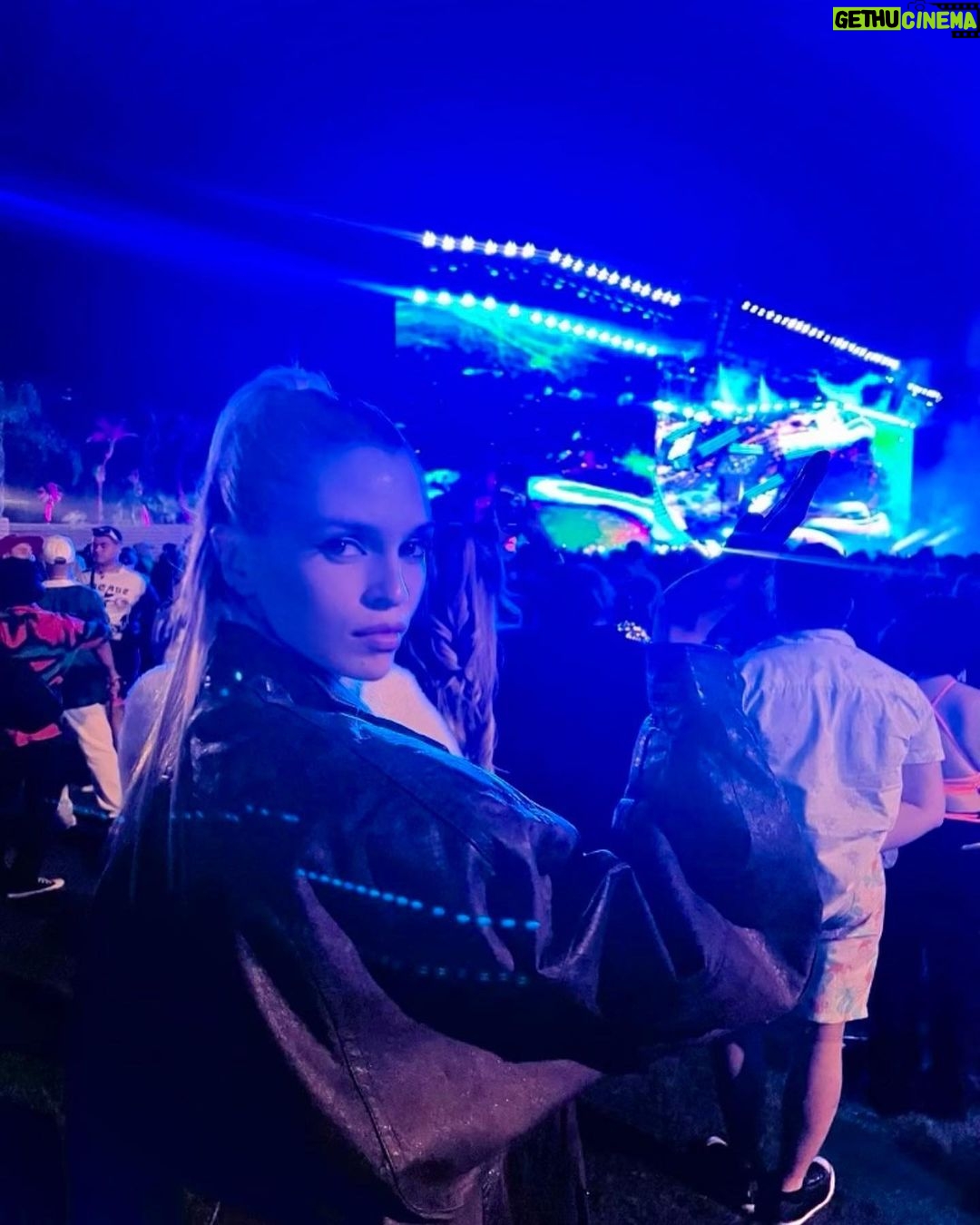 Stella Maxwell Instagram - Swollen feet 😂🖤 Coachella Music Festival