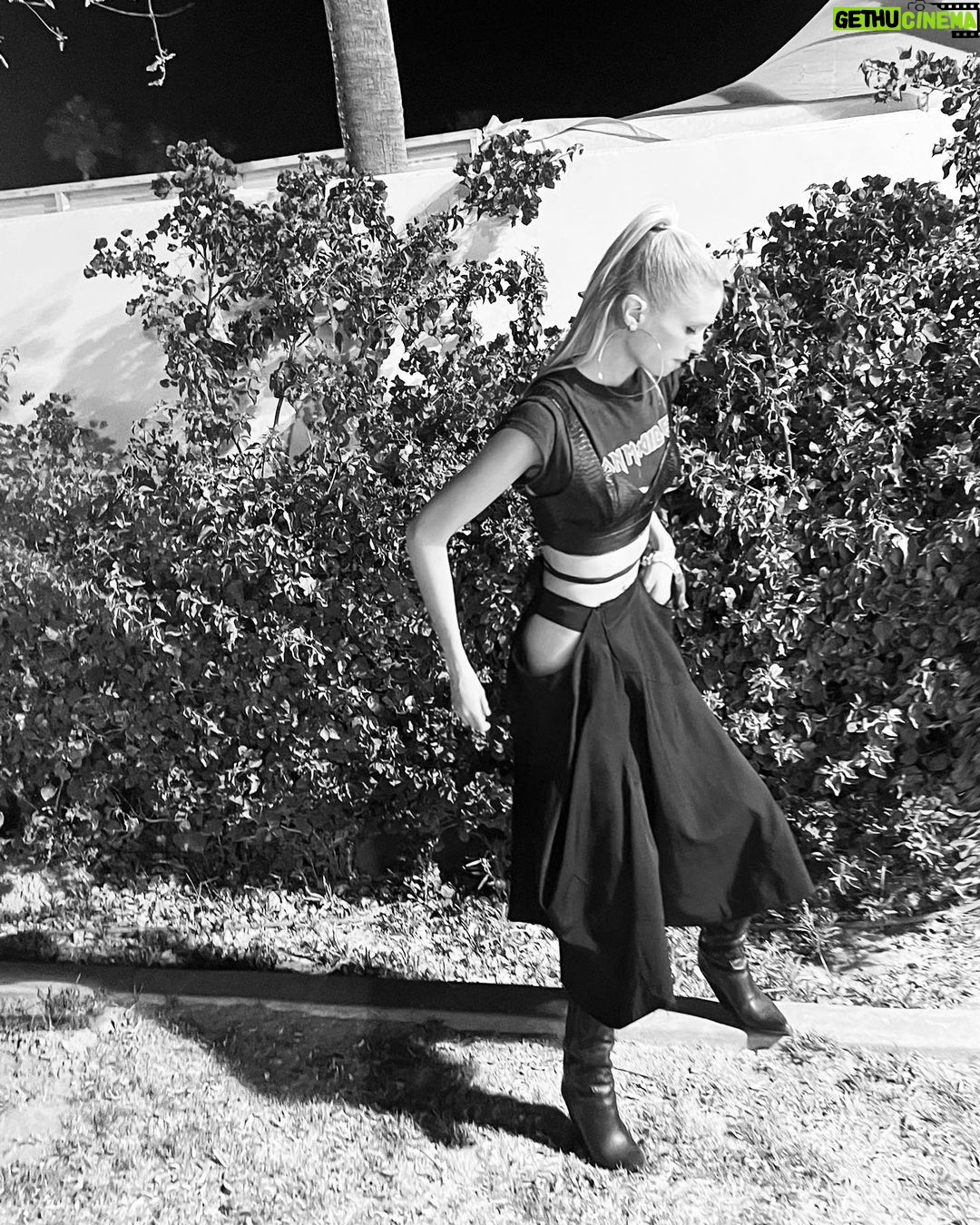 Stella Maxwell Instagram - Swollen feet 😂🖤 Coachella Music Festival