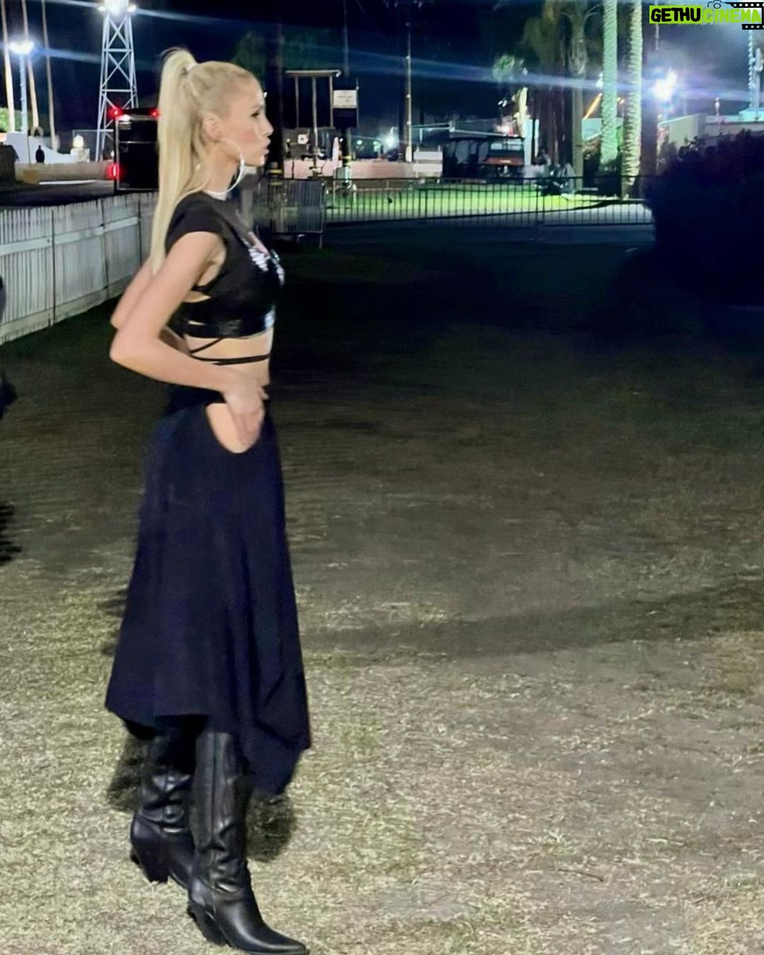 Stella Maxwell Instagram - Swollen feet 😂🖤 Coachella Music Festival