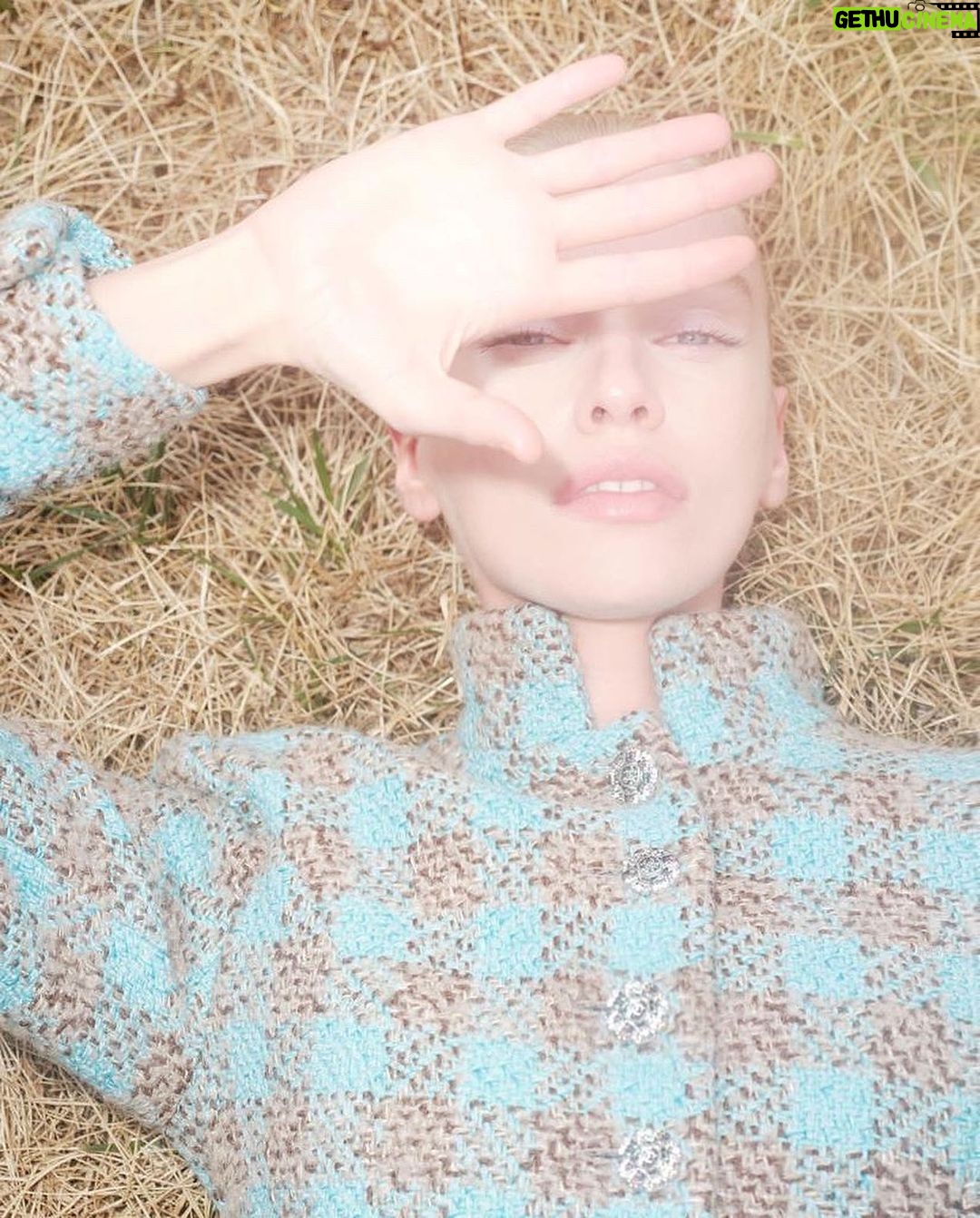 Stella Maxwell Instagram - @chanelofficial 🌬🏹