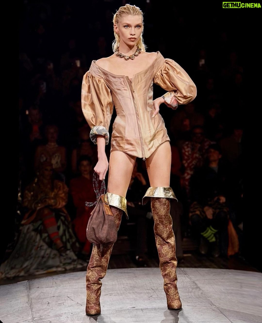 Stella Maxwell Instagram - @viviennewestwood SS2023 A very special show thank you for having me 🫶🏻 @ndreaskronthaler 🫶🏻 styled by @sabina_schreder makeup by @isamayaffrench hair by @charlielemindu casting by @lizgoldson_casting 🫶🏻