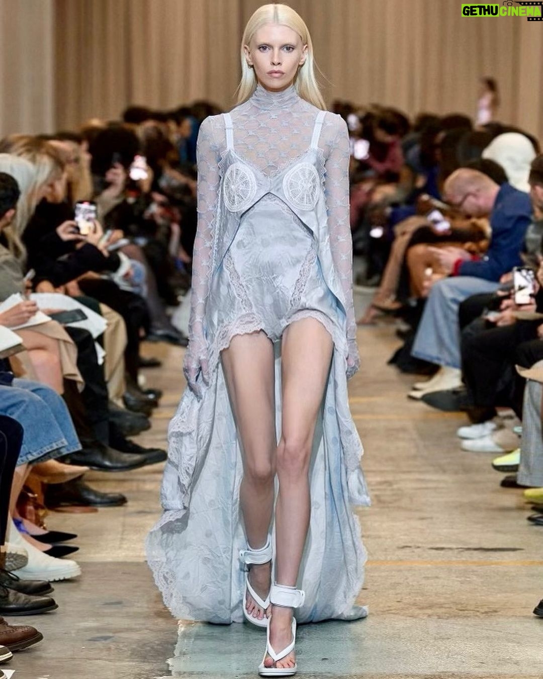 Stella Maxwell Instagram - Incredible show amore @riccardotisci17 congratulations on an amazing collection and your legacy at @burberry ❤️ @patmcgrathreal @guidopalau @patrizia_pilotti