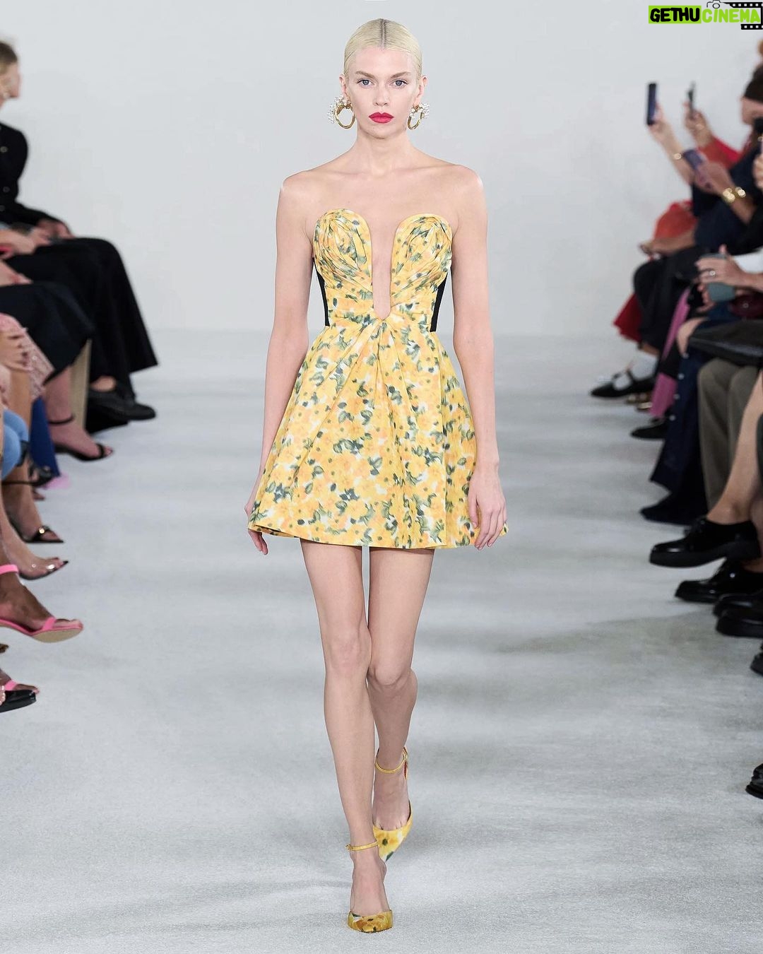 Stella Maxwell Instagram - @carolinaherrera SS2023 ✨ @wesgordon thank you for having me in your beautiful show 🤍 styled by @_mariechaix_ ✨hair @jimmypaulhair makeup @lauren.parsons 🤍 casting by @midlandagency