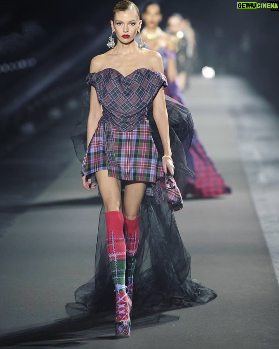 Stella Maxwell Instagram - Grazie and congratulations @luisaviaroma @britishvogue and love @edward_enninful ❤️ Wearing queen @viviennewestwood ❤️👑 Styled by @denagia makeup by @patmcgrathreal hair by @sammcknight1 cast by ❤️ @piergiorgio @samuel_ellis @giuliamassullo