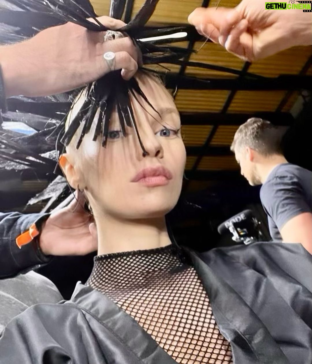 Stella Maxwell Instagram - @moschino FW23 🖤 thank you my love @jeremyscott🌹 styled by @carlynecerfdedudzeele 🖤 Milan, Italy