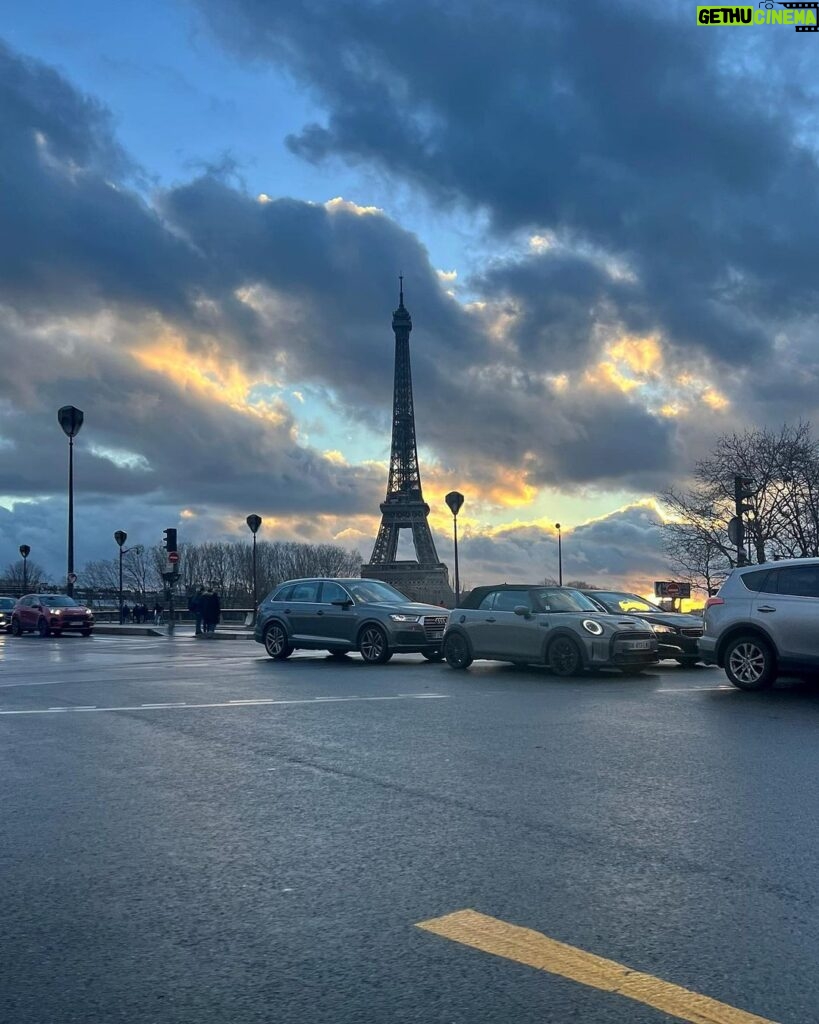 Stella Maxwell Instagram - Amour sans fin ❤️ Paris, France