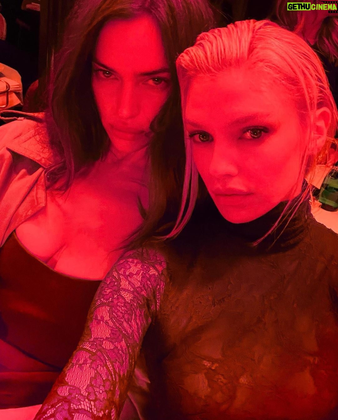 Stella Maxwell Instagram - Amour sans fin ❤️ Paris, France