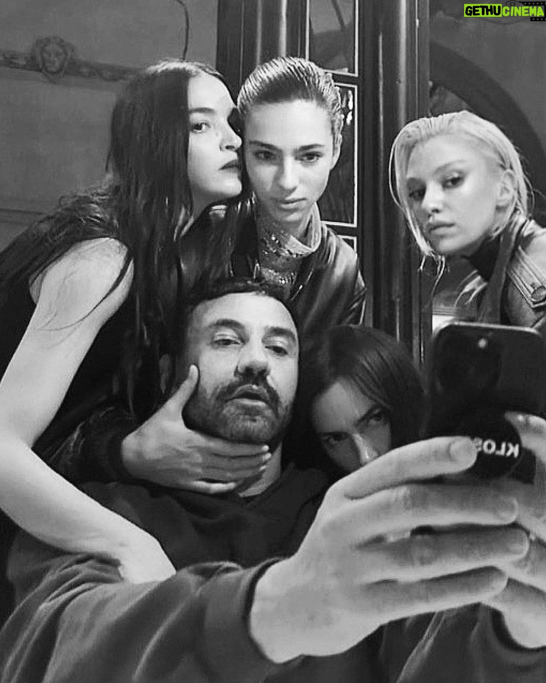 Stella Maxwell Instagram - Amour sans fin ❤️ Paris, France