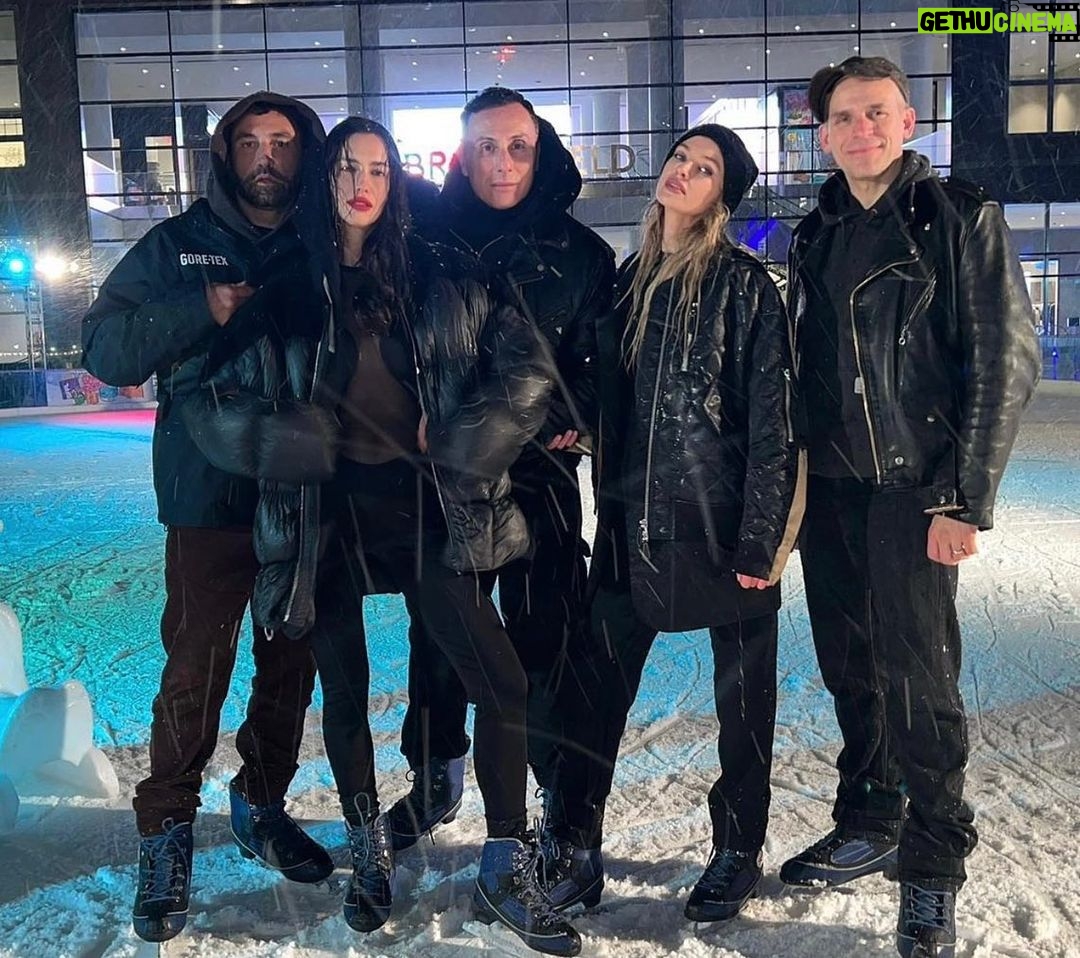 Stella Maxwell Instagram - Birthday Girl @irinashayk Love you to the moon sis❄️🥶❤️😂 Happy Birthday👑😍 New York, New York