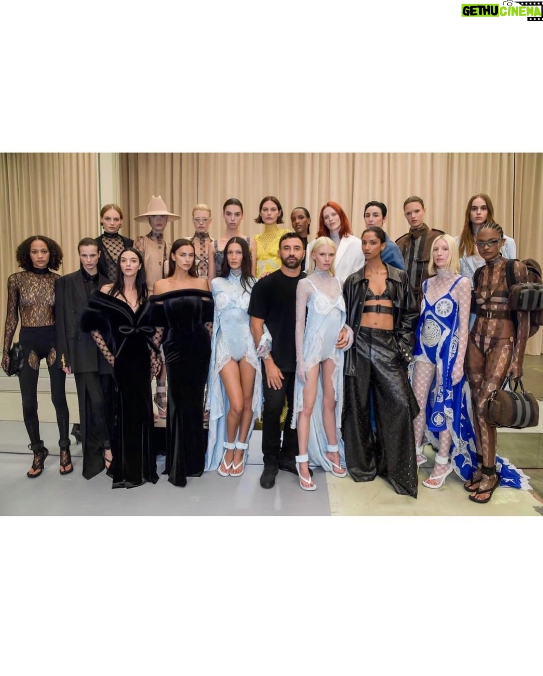 Stella Maxwell Instagram - Incredible show amore @riccardotisci17 congratulations on an amazing collection and your legacy at @burberry ❤️ @patmcgrathreal @guidopalau @patrizia_pilotti