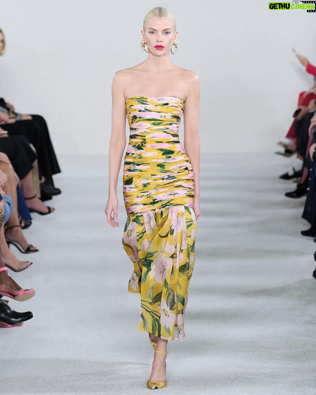 Stella Maxwell Instagram - @carolinaherrera SS2023 ✨ @wesgordon thank you for having me in your beautiful show 🤍 styled by @_mariechaix_ ✨hair @jimmypaulhair makeup @lauren.parsons 🤍 casting by @midlandagency