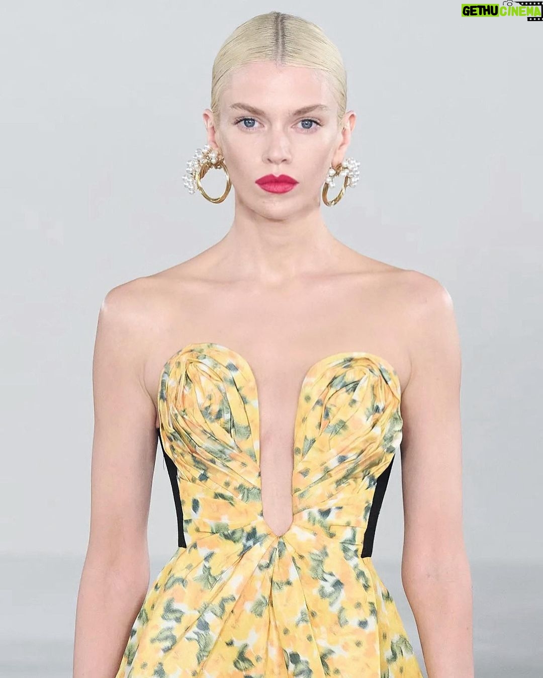 Stella Maxwell Instagram - @carolinaherrera SS2023 ✨ @wesgordon thank you for having me in your beautiful show 🤍 styled by @_mariechaix_ ✨hair @jimmypaulhair makeup @lauren.parsons 🤍 casting by @midlandagency