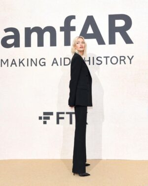 Stella Maxwell Instagram - Beautiful evening @boss @amfar @carineroitfeld 🖤