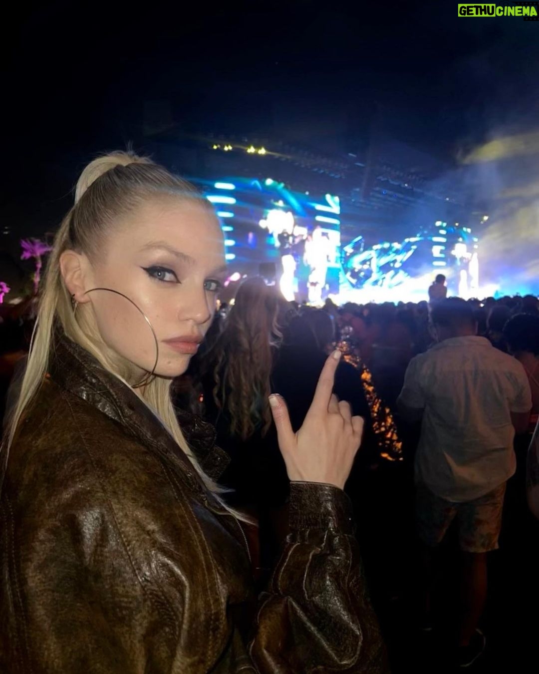 Stella Maxwell Instagram - Swollen feet 😂🖤 Coachella Music Festival