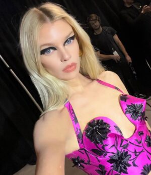 Stella Maxwell Instagram - Thank you to the one and only  @donatella_versace for having me be part of this very special show @versace 💘 in our beautiful city of angels.  Such a dream!!! Styled by my love @kjeldgaard1 Thank you to the incredible team @patmcgrathreal @guidopalau 💘 and a huge thank you to @piergiorgio @samuel_ellis @dmcasting 💘