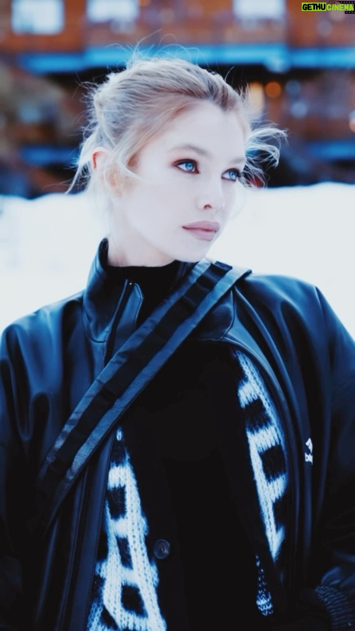 Stella Maxwell Instagram - Santa asked me what i want said i want a beat… @FWRD @REVOLVE 🎁 @raissagerona 🖤 Aspen, Colorado