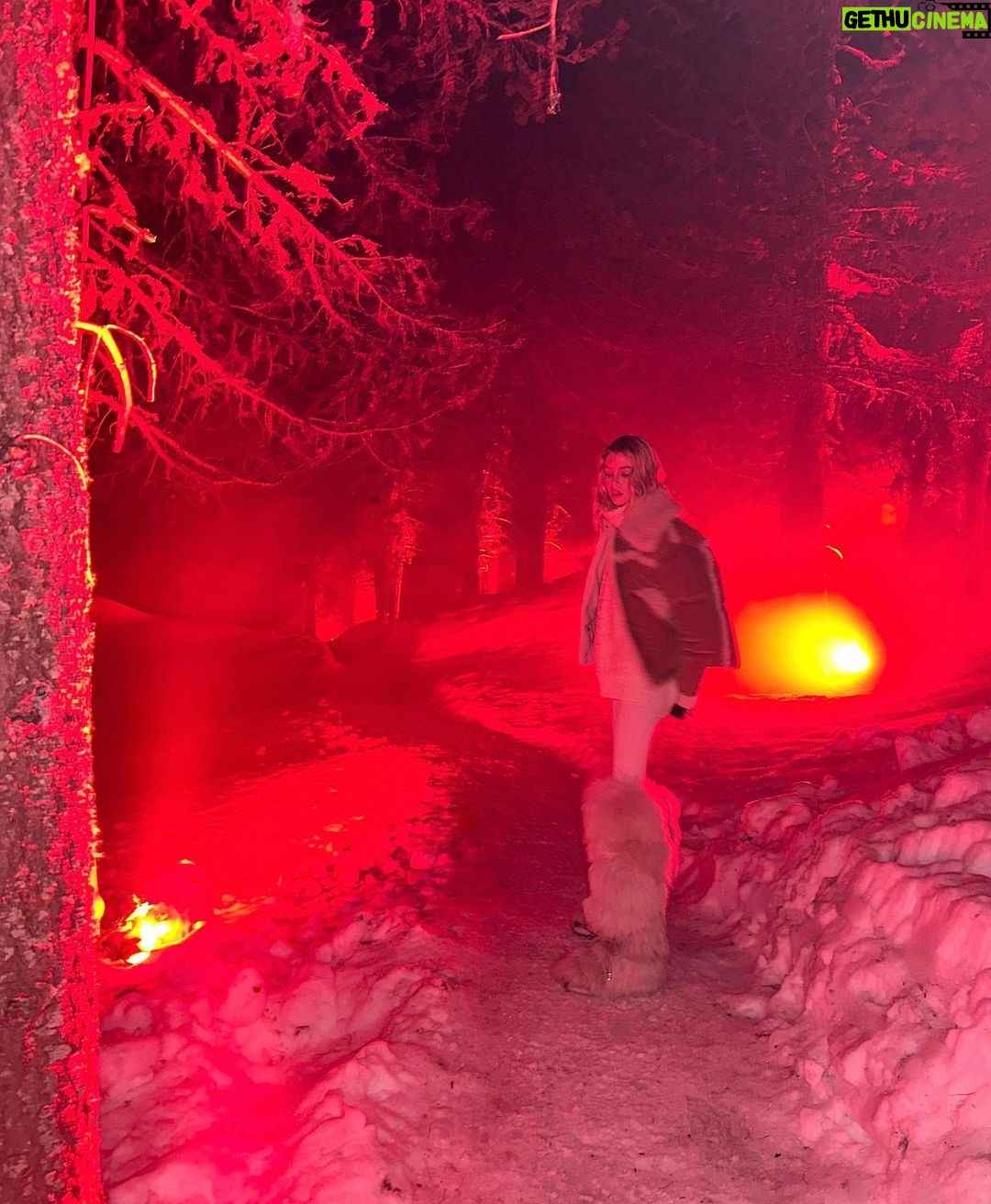Stella Maxwell Instagram - @moncler St Moritz 🤍 Grazie my loves @piergiorgio @dmcasting 🤍 @sammcknight1 @lauren.parsons 🤍 St. Moritz, Switzerland