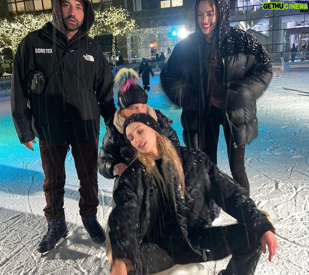 Stella Maxwell Instagram - Birthday Girl @irinashayk Love you to the moon sis❄️🥶❤️😂 Happy Birthday👑😍 New York, New York