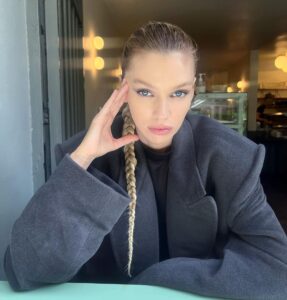 Stella Maxwell Instagram - ❤️‍🔥 @balenciaga ❤️‍🔥