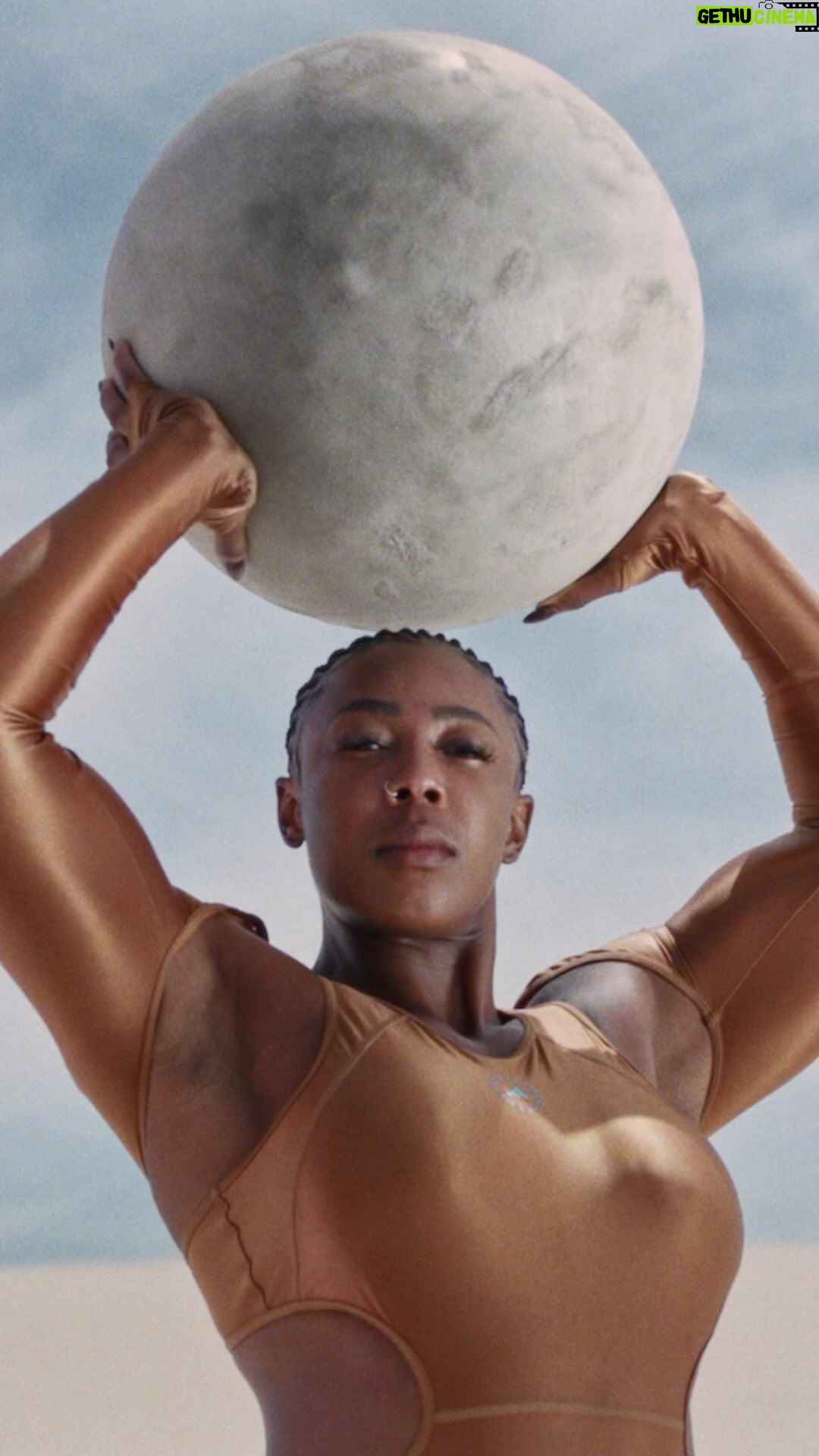 Stella McCartney Instagram - STELLA STRENGTH: “Strength to me is holistic, strength to me is empowering. It’s okay to be strong and it’s okay to be able to lift heavier than the gents.” – Zinhle Masango, bodybuilder Re-Active Wear is consciously crafted and built for strength. Zinhle wears a high-shine leotard made from recycled materials reduce our use of virgin materials. Shop #adidasbyStellaMcCartney SS24 in-store and at stellamccartney.com. Credits Directed by @HarleyWeir
Featuring @Zee_Fitnessjunkie #aSMC @adidaswomen #StellaMcCartney