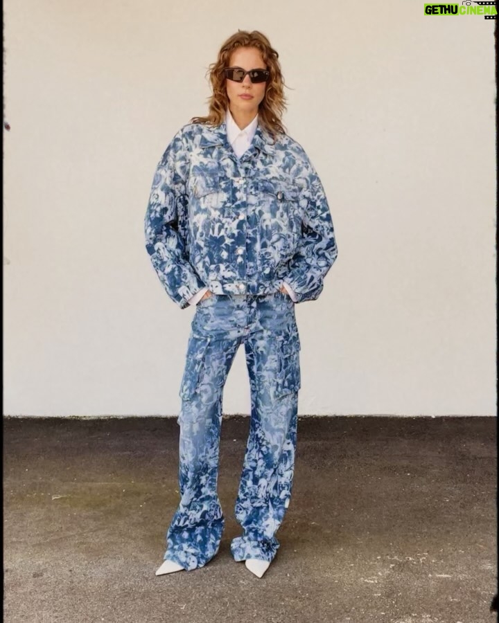 Stella McCartney Instagram - LADY GARDEN: My Spring collection is a celebration of womanhood and Mother Earth, and living harmoniously with nature and all its creatures… x Stella Our organic cotton Animal Forest Print is responsibly sourced and grown without toxic chemicals to never harm a single creature. Shop #StellaSpring24 in-store and at stellamccartney.com. Credits Video: #ShotByStella #StellaMcCartney