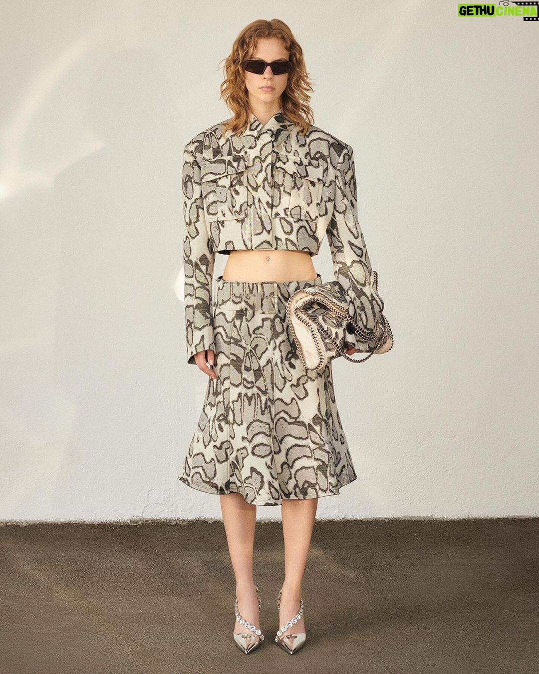 Stella McCartney Instagram - STELLA SPRING: This jacquard is a nod to butterflies and moths, some of the most precious, delicate creatures. The timeless, wearable grey tones create a pattern that looks like their wings under a microscope; a gift from nature... x Stella Utility sets and iconic #Falabella bags are crafted from responsibly sourced organic cotton – embroidered with our exclusive moth print. Shop the #StellaSpring24 Abstract Moth Jacquard Cropped Utility Jacket and Belted Skirt in-store and stellamccartney.com. Credits Video: #ShotByStella
#StellaMcCartney