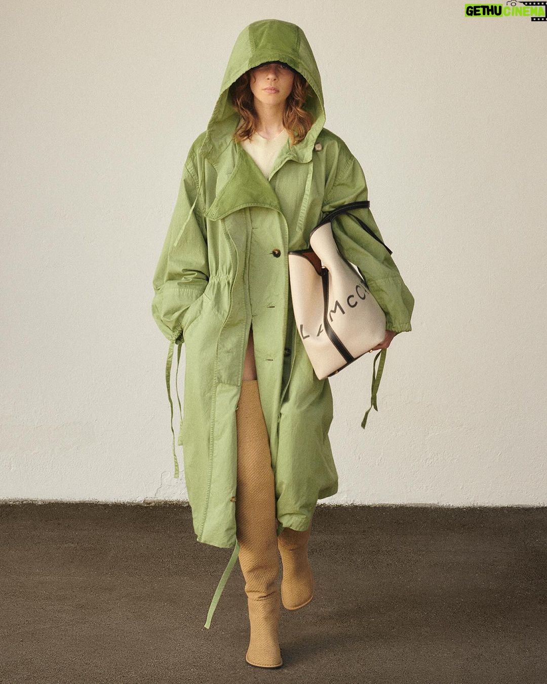 Stella McCartney Instagram - STELLA SPRING: There’s a real utility side to this collection, in sun-faded natural tones, alongside new ultra-sustainable #vegan totes... x Stella Our Logo canvas tote is constructed from a blend of organic cotton and recycled materials, trimmed with our grape-based alternative to animal leather, lined with a recycled #crueltyfree Alter Suede and resting on recycled brass hardware. Shop the #StellaSpring24 Logo Canvas Beach Tote Bag in-store and stellamccartney.com. Credits Video: #ShotByStella
#StellaMcCartney