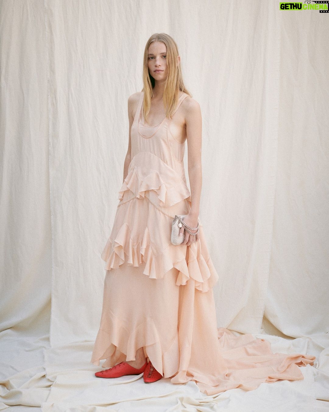 Stella McCartney Instagram - STELLA’S SUSTAINABLE MARKET: There’s a spirit of celebration this season. Our Stella woman is really living in the moment. She is free. x Stella Tiered and ruffled dresses feel vintage, brought into the now in modern materials and paired with #Falabella bags – crafted with lead-free crystal mesh on a recycled satin base. Entirely #vegan, the iconic chain is recycled brass and recyclable aluminium. Discover the full #StellaSummer24 runway collection at stellamccartney.com. #StellaMcCartney #ParisFashionWeek #PFW #crueltyfree