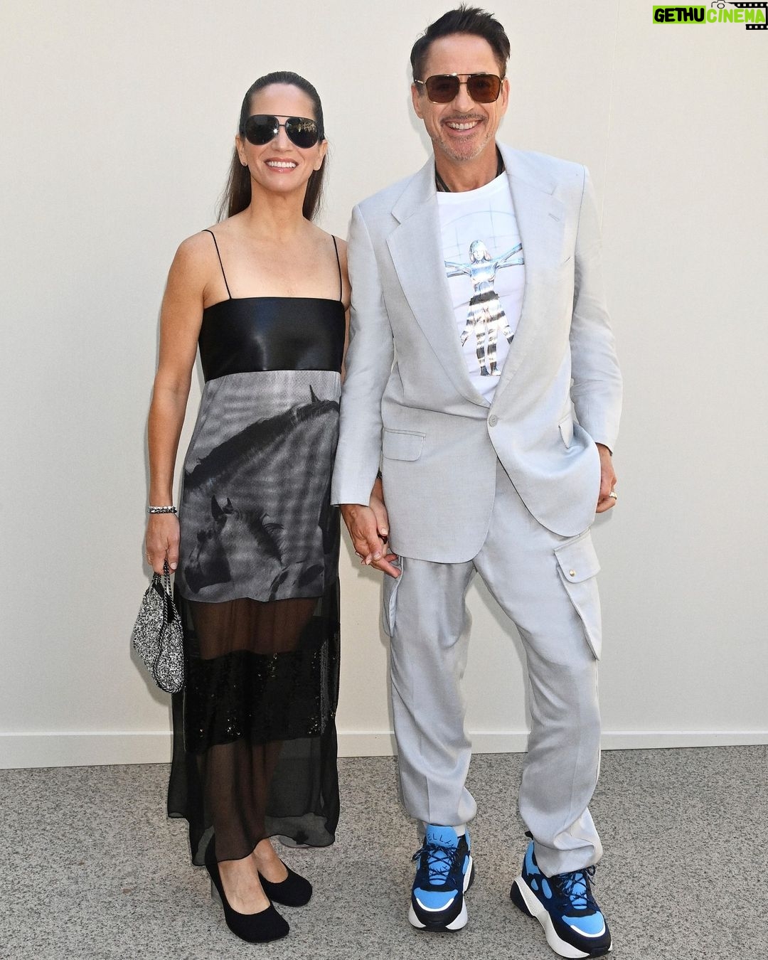 Stella McCartney Instagram - STELLA’S SUSTAINABLE MARKET: Our extended Stella family, wearing Winter 2023, Spring 2024 and exclusive Sorayama pieces. Featured: @RobertDowneyJr, #SusanDowney, @NathalieEmmanuel, @WetLegBand, @ShaninamShaik #RobertDowneyJr wears a limited-edition t-shirt featuring the Vitruvian Stella, an original work by legendary artist @HajimeSorayamaOfficial created for our #StellaxSorayama capsule. Launching December 2023. #StellaMcCartney #ParisFashionWeek #PFW #InStella #StellasSustainableMarket #StellaSummer24 Marché Saxe-Breteuil