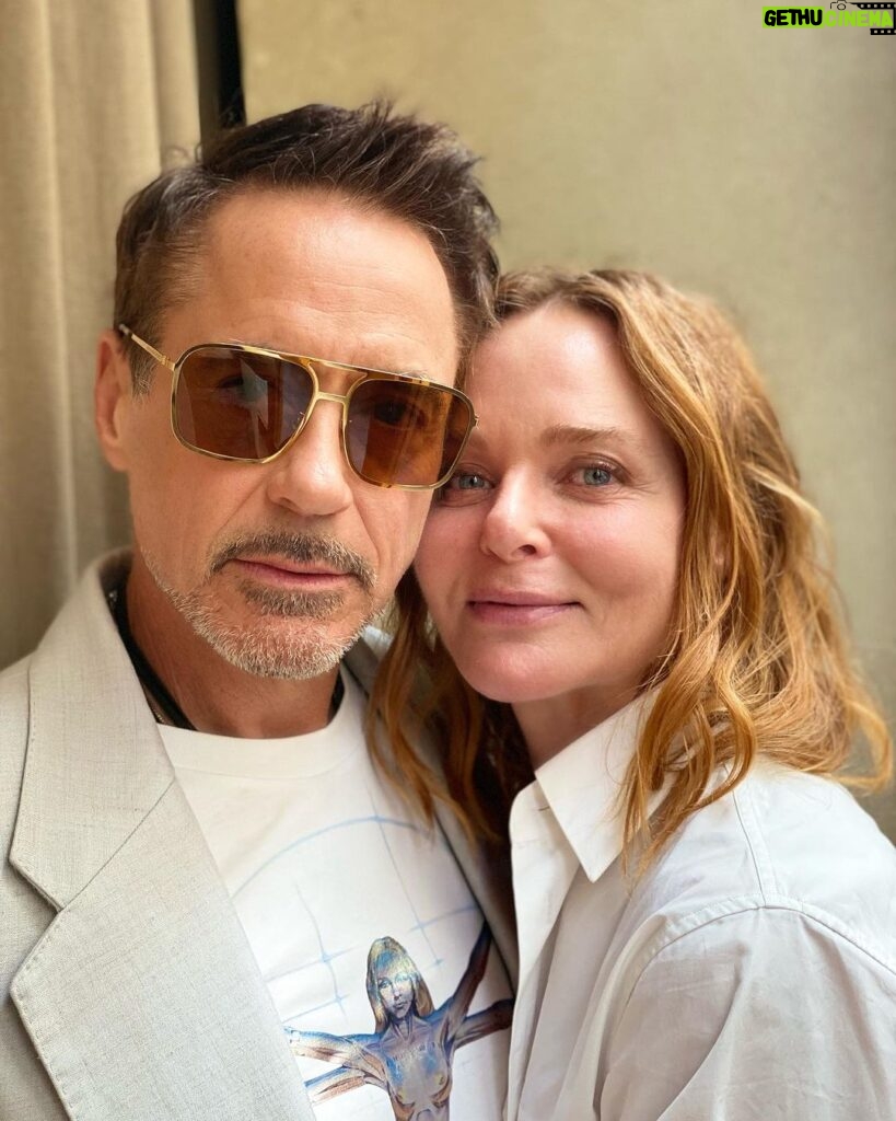 Stella McCartney Instagram - STELLA’S SUSTAINABLE MARKET: My brother from another mother… x @RobertDowneyJr wears a limited-edition t-shirt featuring the Vitruvian Stella, an original work by legendary artist @HajimeSorayamaOfficial created for our #StellaxSorayama capsule. Launching December 2023. #StellaMcCartney #StellaSummer24 #StellasSustainableMarket #RobertDowneyJunior #HajimeSorayama Paris, France