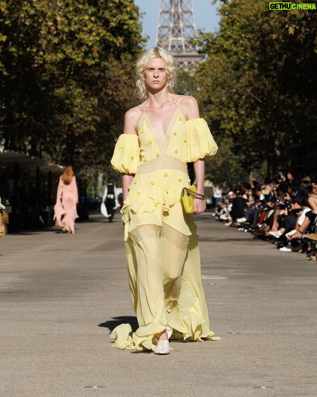 Stella McCartney Instagram - STELLA’S SUSTAINABLE MARKET: Polka dots. Recurring through the collection, reinterpreted as beaded embellishments, decorating bustiers, appearing as panels on volume gowns. The Summer 2024 collection is crafted with 95% conscious materials, making it our most responsible edit to date. Watch the #StellaSummer24 runway show at stellamccartney.com. Credits Wearable art by @AndrewLoganSculptor, exclusively for Stella McCartney #StellaMcCartney #ParisFashionWeek #PFW #StellasSustainableMarket Marché Saxe-Breteuil