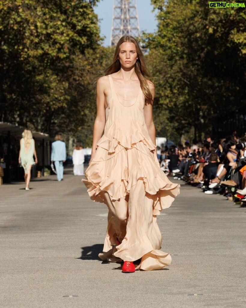 Stella McCartney Instagram - STELLA’S SUSTAINABLE MARKET: Light and loose. The ruffles of stage looks, reinterpreted as tiered organic chiffon dresses, draped shirting, elongated waistcoats. Watch the #StellaSummer24 runway show at stellamccartney.com. Credits Wearable art by @AndrewLoganSculptor, exclusively for Stella McCartney #StellaMcCartney #ParisFashionWeek #PFW #StellasSustainableMarket Marché Saxe-Breteuil