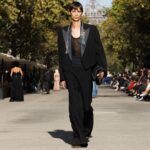 Stella McCartney Instagram – STELLA’S SUSTAINABLE MARKET: A play with proportions. Cropped tailcoats and waffle-knit vests over volume trousers, slim and roomy trenches, tiny #Falabella triangles and #Frayme bucket bags in knotted hemp mesh.
Watch the #StellaSummer24 runway show at stellamccartney.com.
Credits
Wearable art by @AndrewLoganSculptor, exclusively for Stella McCartney
#StellaMcCartney #ParisFashionWeek #PFW #StellasSustainableMarket Marché Saxe-Breteuil