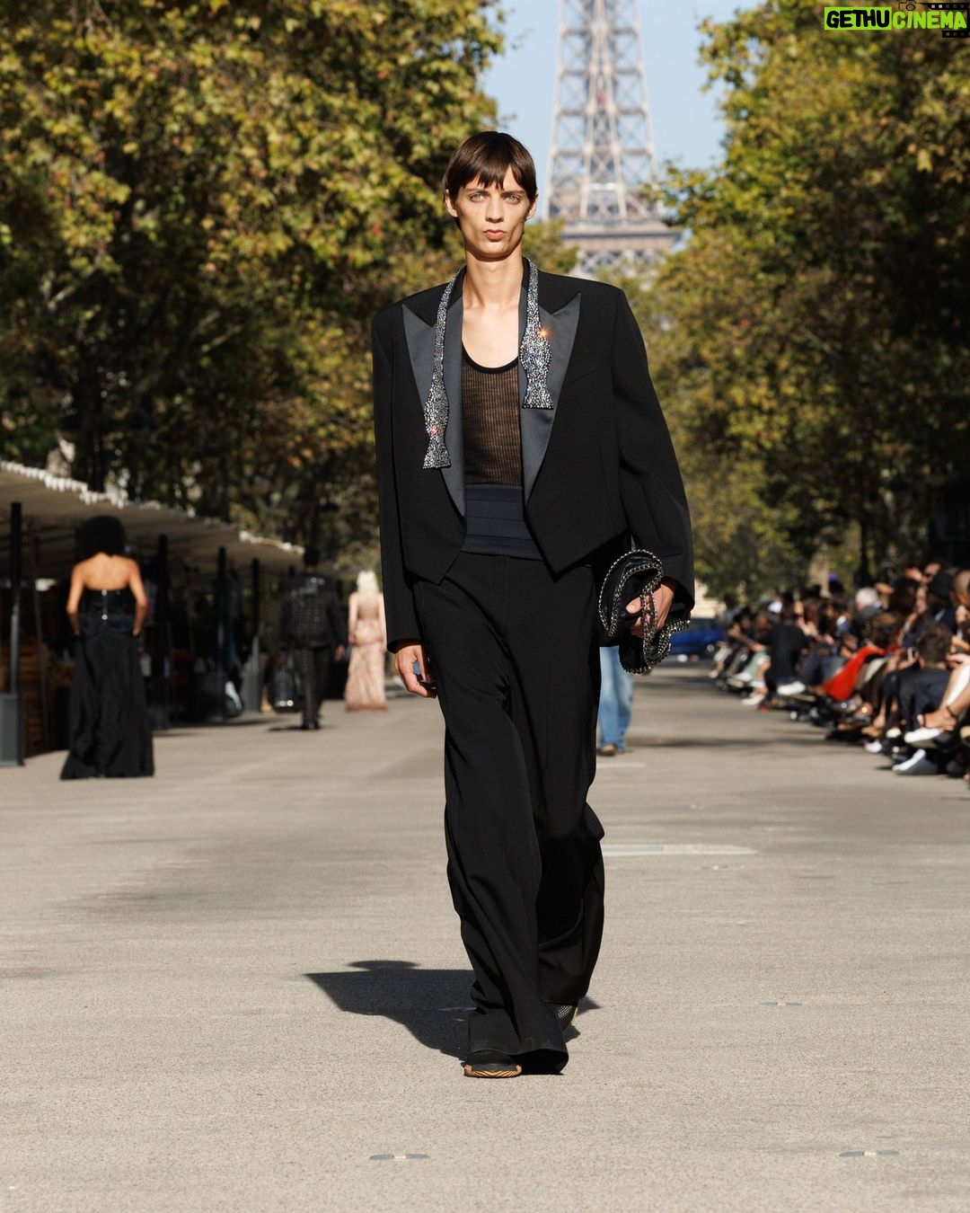 Stella McCartney Instagram - STELLA’S SUSTAINABLE MARKET: A play with proportions. Cropped tailcoats and waffle-knit vests over volume trousers, slim and roomy trenches, tiny #Falabella triangles and #Frayme bucket bags in knotted hemp mesh. Watch the #StellaSummer24 runway show at stellamccartney.com. Credits Wearable art by @AndrewLoganSculptor, exclusively for Stella McCartney #StellaMcCartney #ParisFashionWeek #PFW #StellasSustainableMarket Marché Saxe-Breteuil